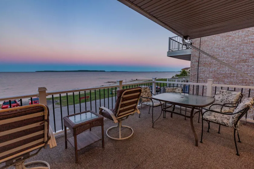 Days Inn & Suites by Wyndham St. Ignace Lakefront - Image 1