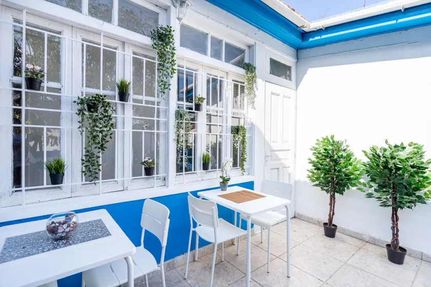 Bee Hostel - Image 1