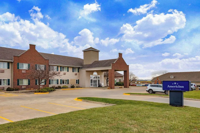 AmericInn by Wyndham Pella - Image 1