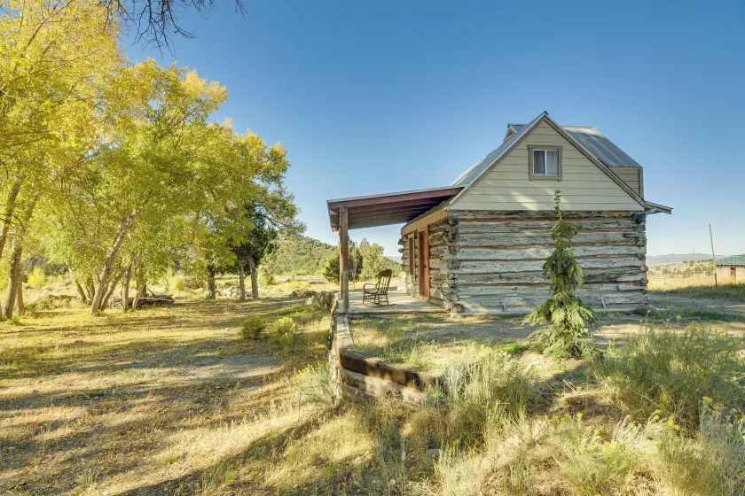 Bryce Canyon Basecamp: Historic Homesteader Cabin - Image 1