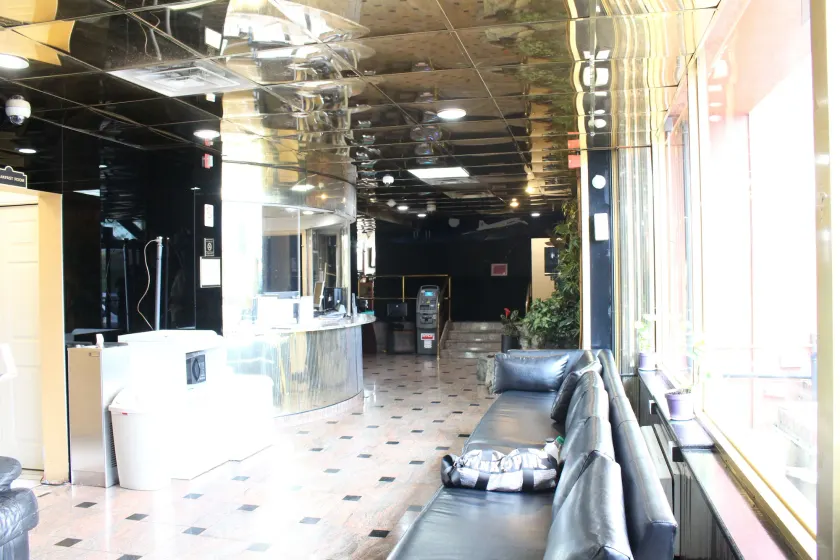 JFK Inn - Interior entrance
