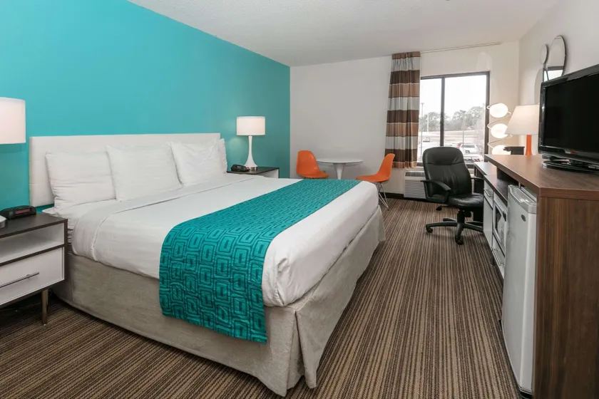 Howard Johnson by Wyndham Scott Lafayette - Image 1