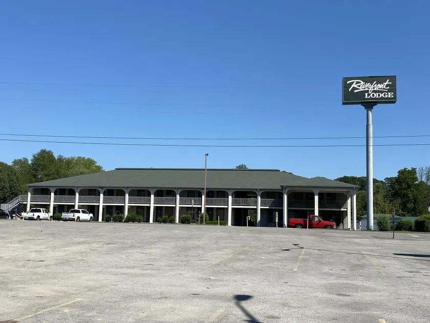 Riverfront Lodge - Image 1