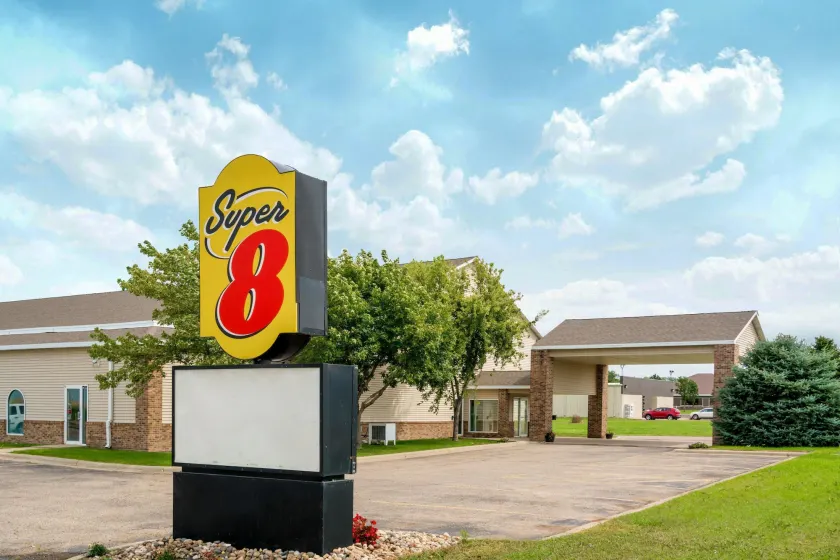 Super 8 by Wyndham Beresford - Image 1