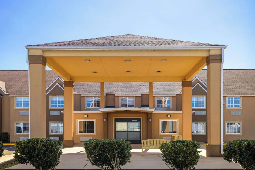 Days Inn By Wyndham Jackson Downtown - Image 1