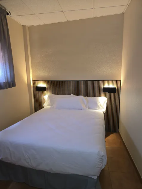 Hostal La Cigüeña Check-in Autónomo - Image 1