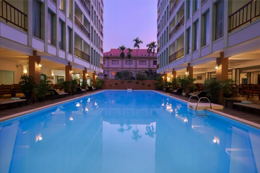 Smiling Hotel - Image 1
