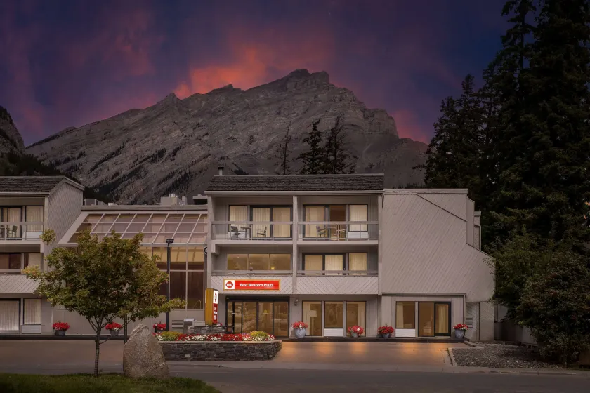 Best Western Plus Banff International Lodge - Image 1