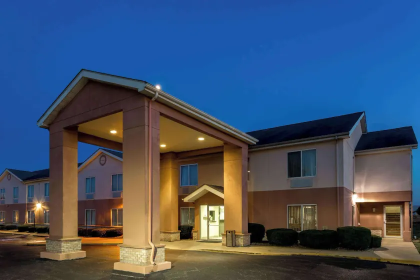 Super 8 by Wyndham Frankfort IN - Image 1