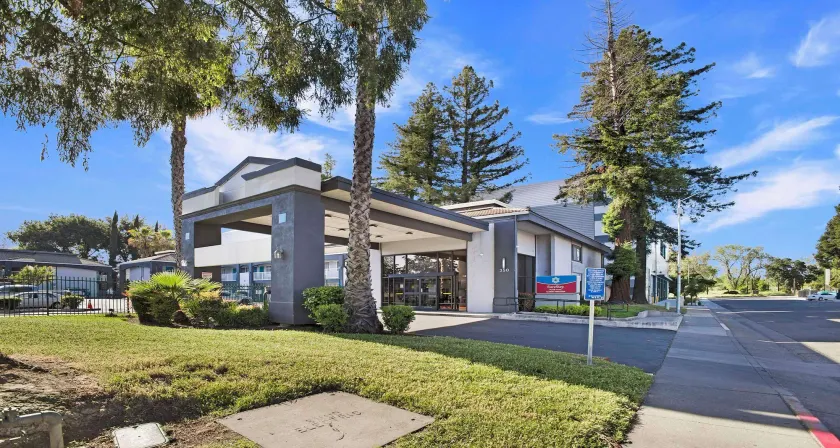 SureStay Plus Hotel by Best Western Sacramento North - Image 1