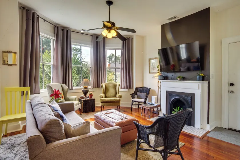 1 Mi to Scad! Historic Savannah Haven w/ Patio - Image 1