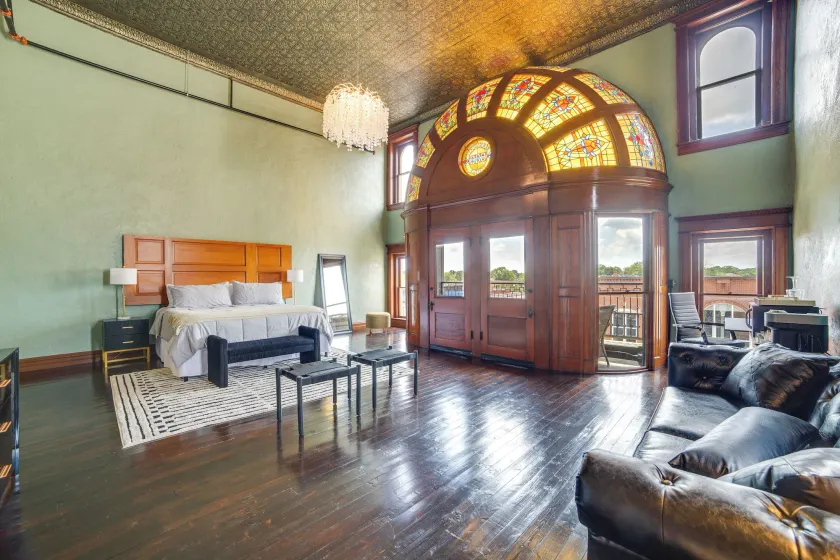 Stylish Private Balcony: Downtown Marshall Studio! - Image 1