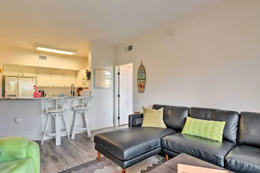 Airy Fort Myers Condo ~ 4 Mi to Beach! - Intérieur