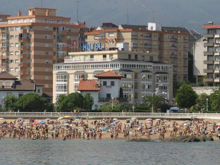 Las Rocas Playa Hotel - Image 1