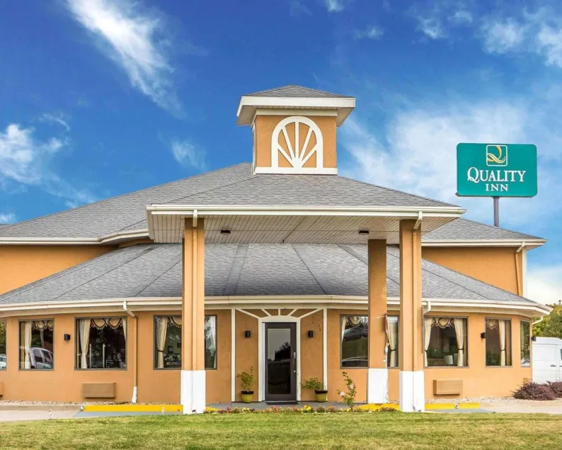 Quality Inn Morton at I-74 - Image 1