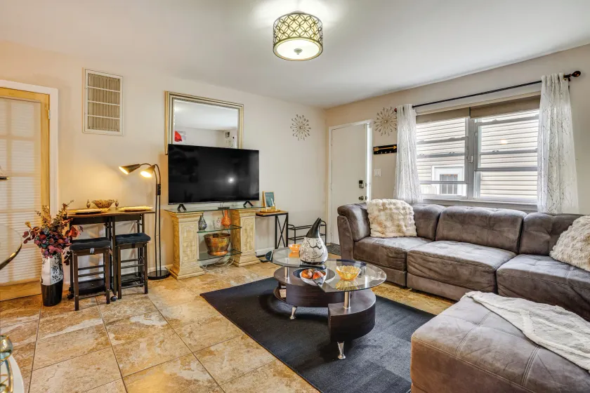 8 Mi to Long Beach: Cozy Apt w/ Fenced Yard! - Image 1