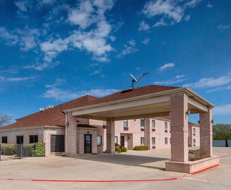Red Roof Inn Fort Worth – Saginaw - Image 1