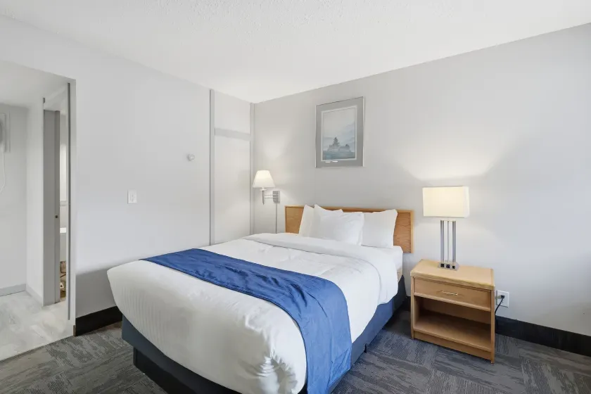 Canada's Best Value Desert Inn & Suites - Image 1