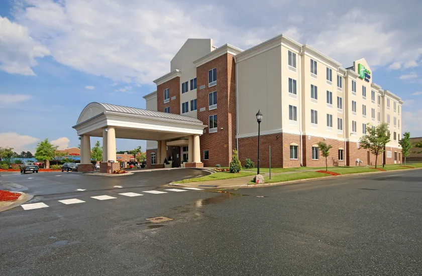 Holiday Inn Express & Suites Charlotte North by IHG - Image 1