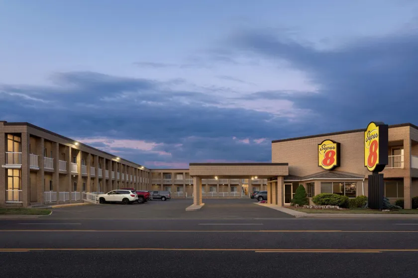Super 8 by Wyndham Windsor/Dougall - Image 1