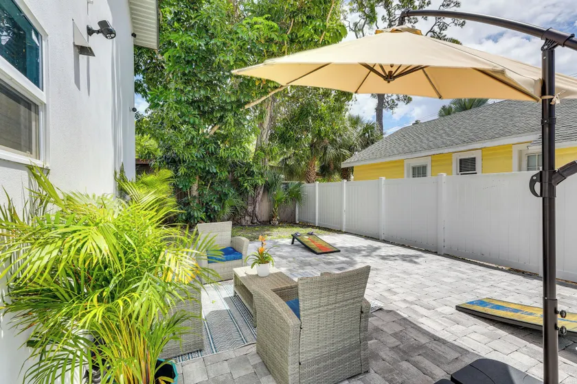3 Blocks to the Coast! Cozy Sarasota Retreat - Interior