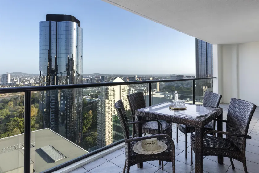 Oaks Brisbane River City Suites - Image 1