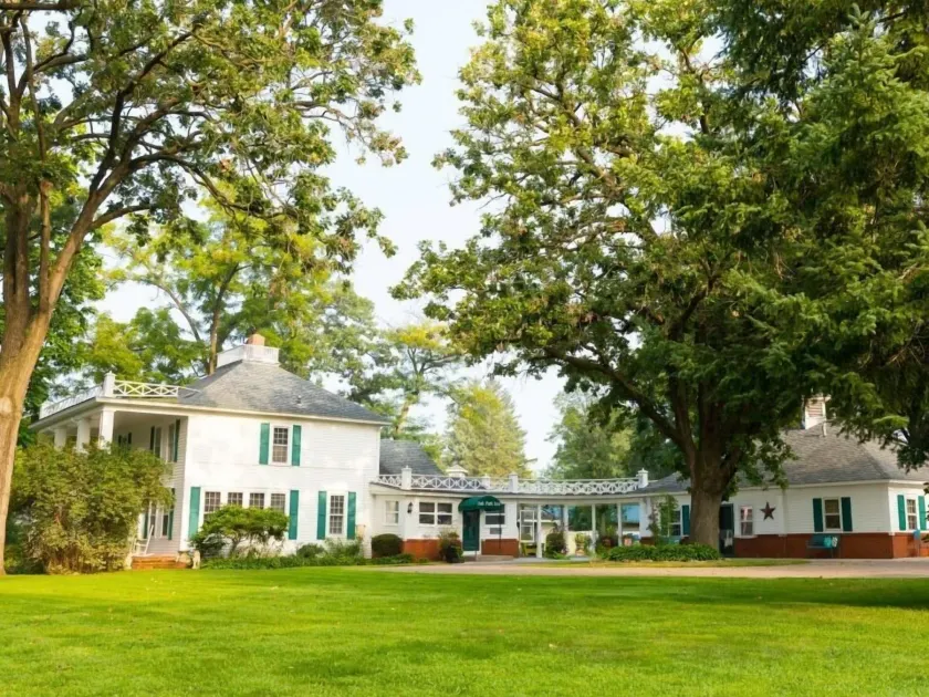 Oak Park Inn - Image 1