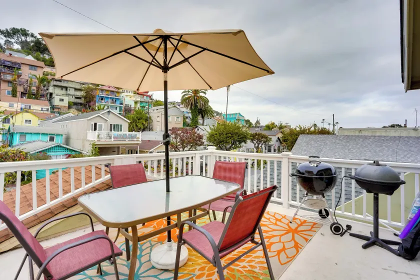 Tropical Island Escape w/ Deck, Walk to Avalon Bay - Image 1