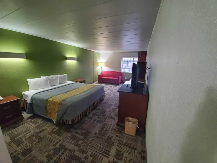 Shadeland Inn Indianapolis - Image 1