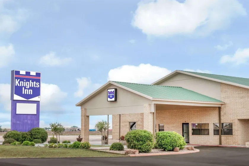 Knights Inn - Slaton - Image 1