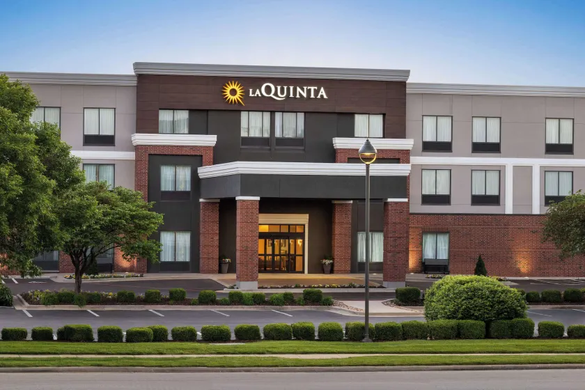 La Quinta Inn & Suites by Wyndham Springfield Airport Plaza - Image 1