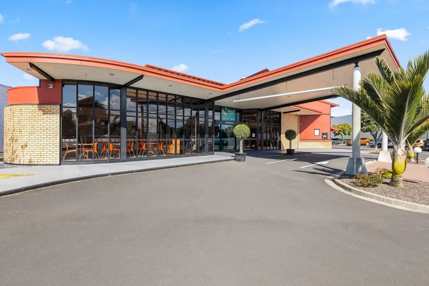 Quality Hotel Lincoln Green - Image 1