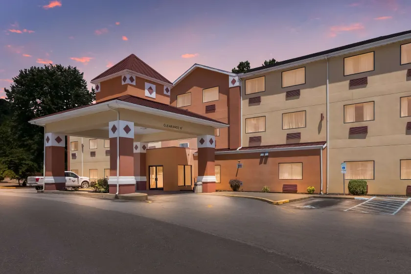Best Western Logan Inn - Image 1