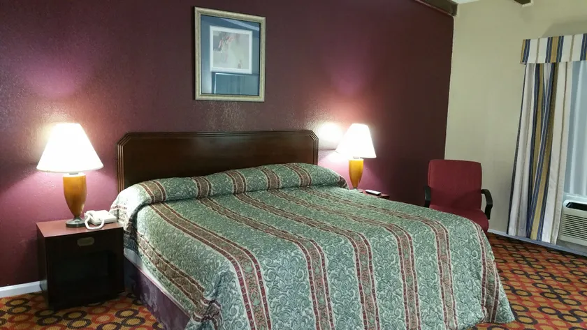 Executive Inn and Suites Waxahachie - Image 1
