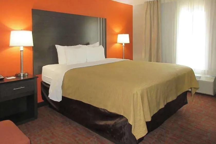 Quality Inn & Suites Fresno Northwest - Image 1
