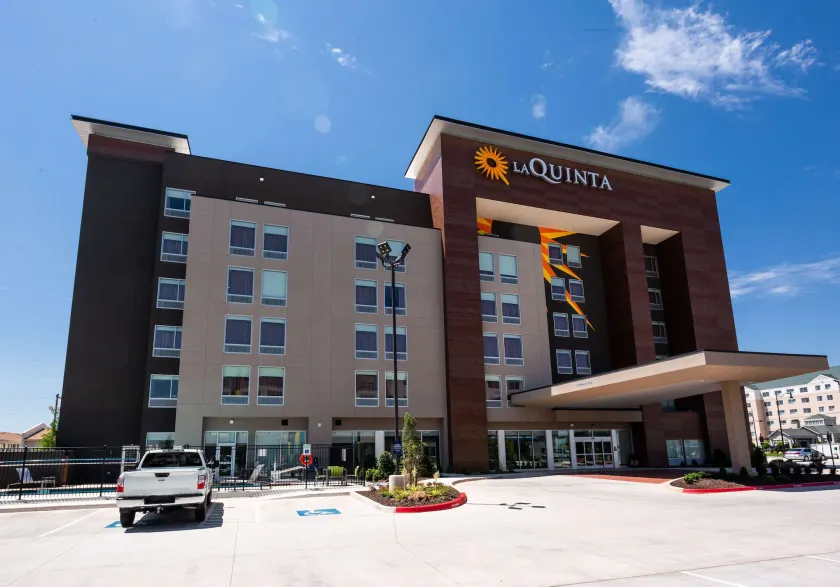 La Quinta by Wyndham Oklahoma City Airport - Image 1