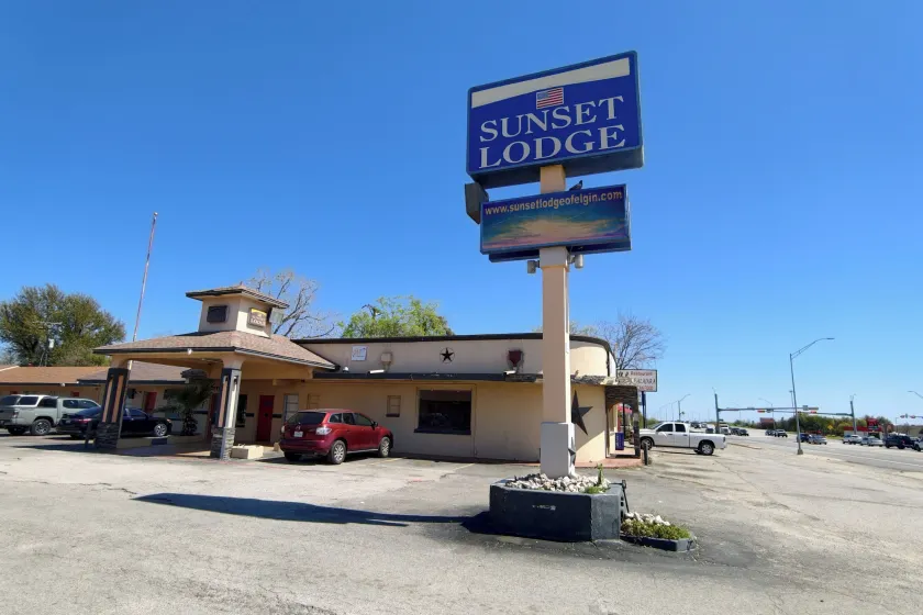 Sunset Lodge Elgin near US 290 by Hotel O - Image 1