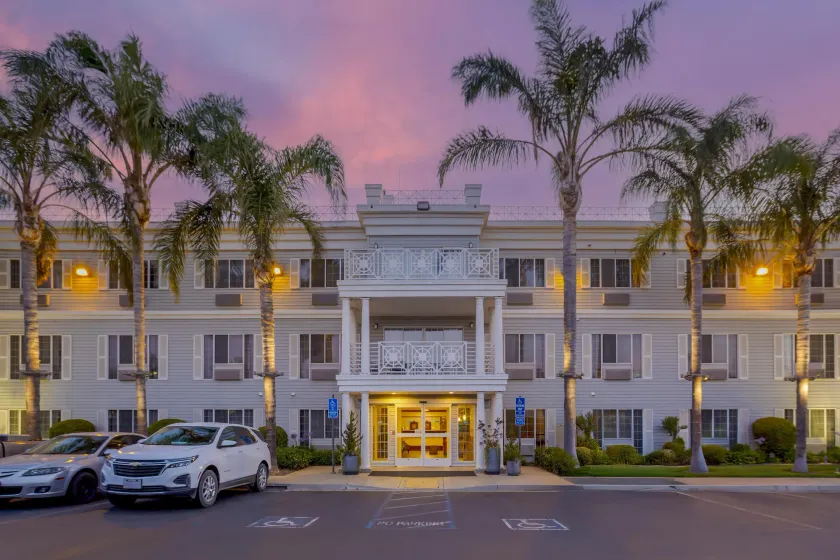 Best Western Luxury Inn - Image 1