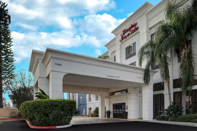 Hampton Inn & Suites Tulare - Image 1