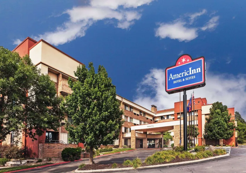 AmericInn by Wyndham Omaha - Image 1