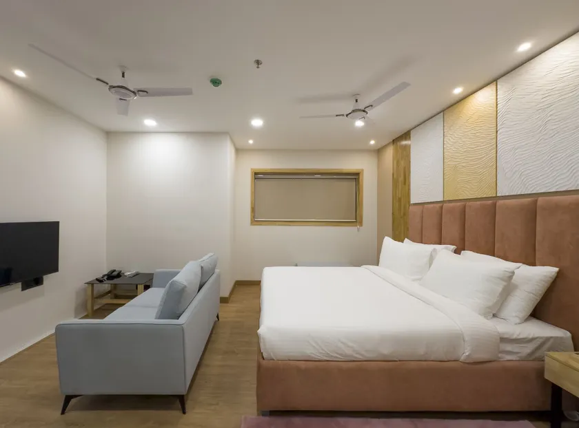 7 Apple Hotel Guruvayur - Image 1