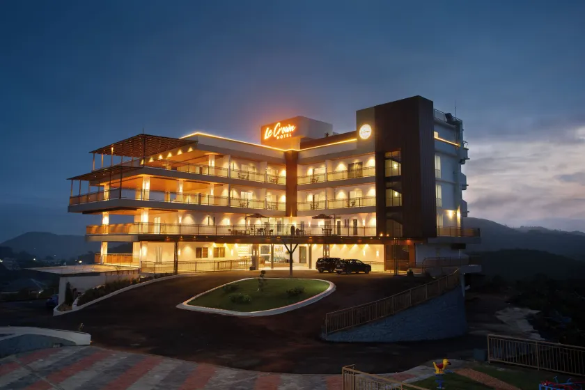 Le Crown Hotel - Image 1