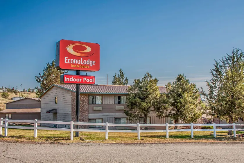 Econo Lodge Inn & Suites Madras - Image 1