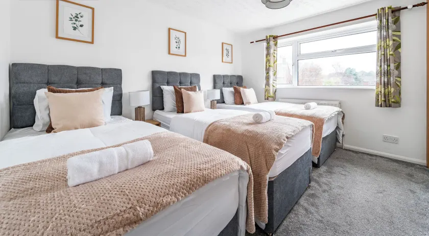 Cosy 3-Bedroom Serviced House with Free Fast WiFi and Parking for 2 Cars By Redwood Stays - Image 1