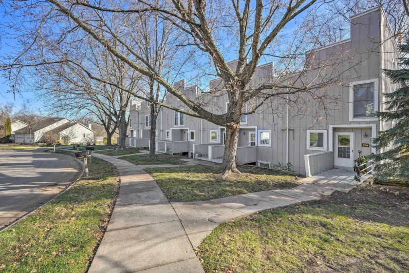 Lovely Iowa City Townhome ~ 3 Mi to Dtwn! - Interior
