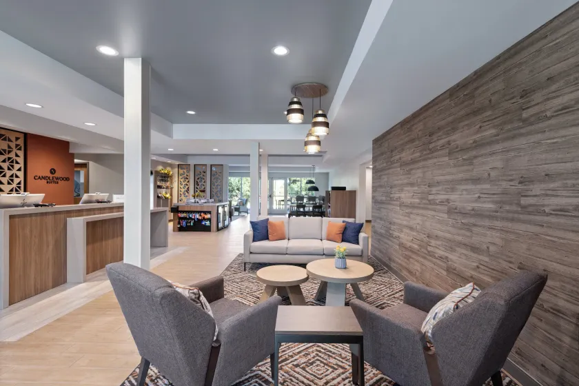 Candlewood Suites McPherson by IHG - Lobby