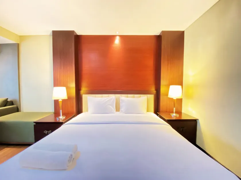 Fancy and Nice Studio at El Royale Apartment By Travelio - Zimmer