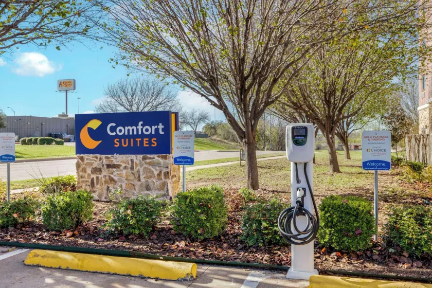 Comfort Suites Benbrook - Fort Worth Southwest - Image 1