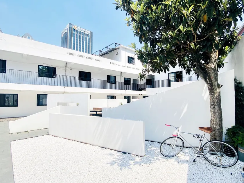 Hidden Garden Youth Hostel -Oriental Pearl &Lujiazui -Garden Social Area -Bar -Café -Free Laundry Luggage Storage -24H Front Desk -English Service - Image 1