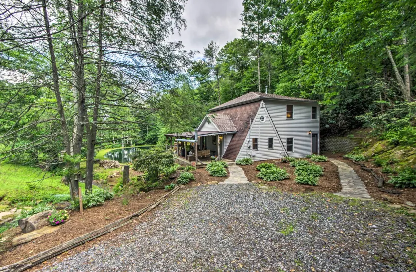 Serene Todd Getaway w/ Private Pond & Creek Views! - Intérieur